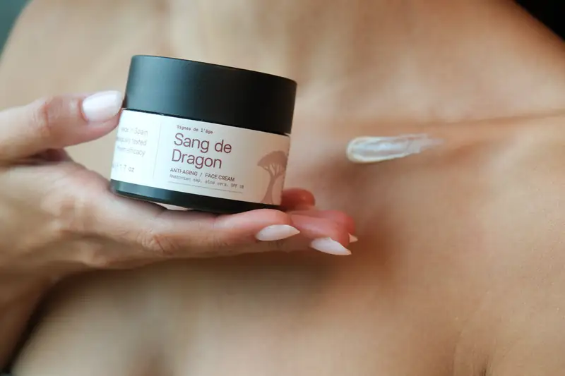 Crème de Jour Sang de Dragon Skineance et sa texture déposée sur le décolleté